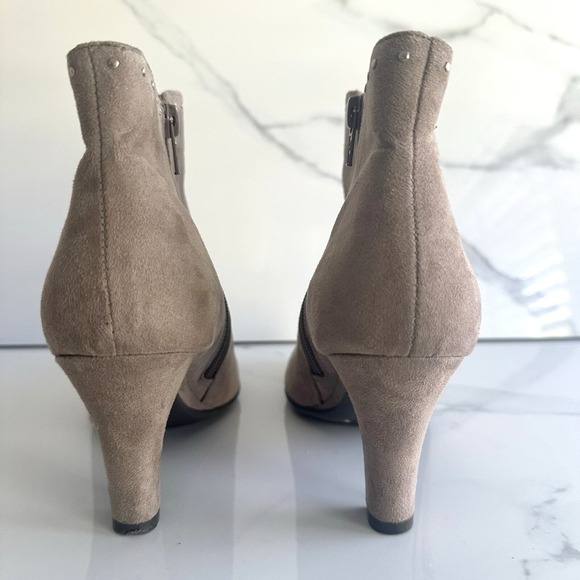 Aerosoles Grapeseed Faux Suede Studded Ankle Booties Women's Size 7 Taupe - Picture 4 of 15
